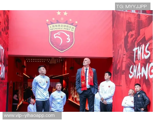 海港全队出征大连前上港集团高层亲临送上鼓励与支持