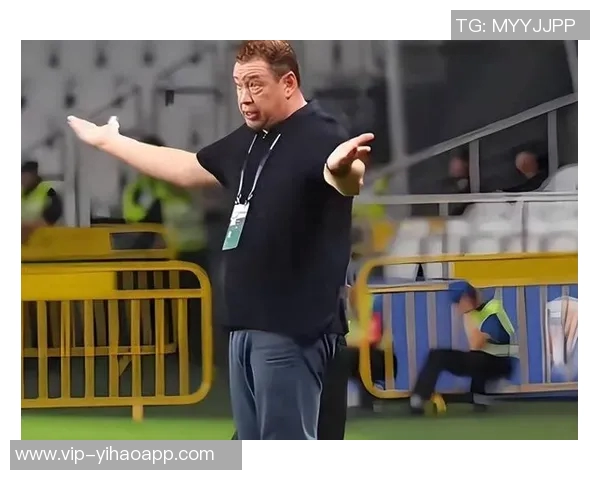 申花主帅斯卢茨基现场观战德约科维奇比赛享受偷闲时光